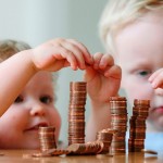 С 1 июня увеличены размеры отдельных выплат семьям с детьми